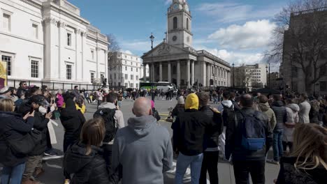 Multitudes-Que-Rodean-Al-Músico-Callejero-En-Trafalgar-Square-Fuera-De-La-Galería-Nacional-De-Retratos