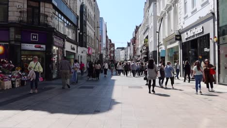 Gente-Caminando-Por-Grafton-St-En-Un-Día-Soleado-Y-Bullicioso,-Dublín