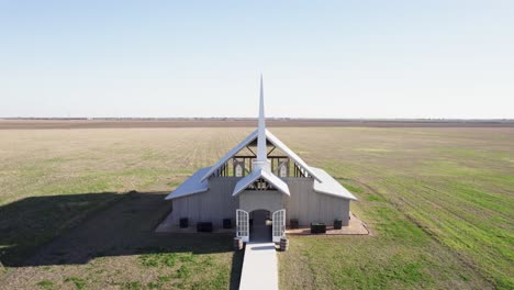 Luftaufnahme-Einer-Drohne,-Die-Die-Hochzeitskapelle-Enthüllt,-4k