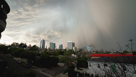 Blitzeinschlag-Und-Stürmische-Wolken-über-Los-Angeles,-Kalifornien,-USA