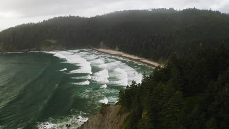 Waves-breaking-on-remote-beach,-Oregon-Coast