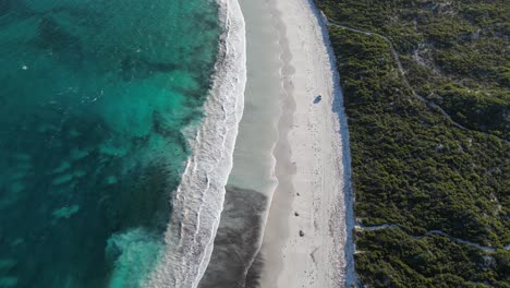 Fahrzeug-Fährt-Entlang-Des-Wylie-Bay-Rock-Beach,-Esperance-Gebiet-In-Westaustralien