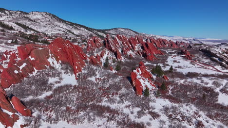 März-Wintermorgen-Nach-Schneefall-Atemberaubender-Roxborough-State-Park-Littleton-Colorado-Luftdrohne-Landschaft-Scharf-Gezackt-Dramatisch-Rote-Felsformationen-Denver-Vorgebirge-Front-Range-Blauer-Himmel-Kreis-Links