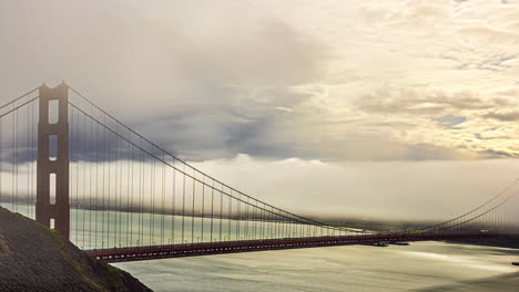 Lapso-De-Tiempo,-Torre-Norte-Del-Puente-Golden-Gate,-Nubes-Y-Niebla-Moviéndose-Sobre-El-Centro-De-San-Francisco-Y-La-Bahía