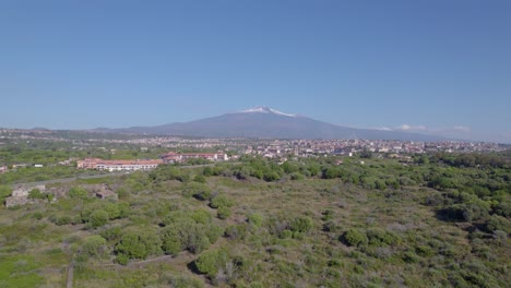 órbita-Aérea-Sobre-El-Pueblo-Bajo-El-Volcán-Etna-En-Verano