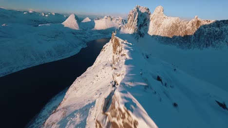 FPV-Drohnenflug-über-Einem-Berg-In-Norwegen