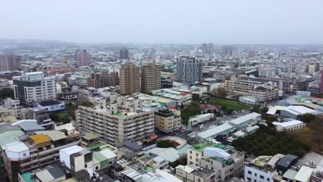 Un-Denso-Paisaje-Urbano-En-Un-Día-Nublado,-Mostrando-Edificios-Y-Calles,-Vista-Aérea