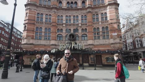 Touristengruppe-Vor-Dem-Palace-Theatre-In-Der-Shaftesbury-Avenue-Im-Londoner-West-End,-Wo-Derzeit-Aufführungen-Des-Beliebten-Films-„Harry-Potter-Und-Das-Verwunschene-Kind“-Gezeigt-Werden