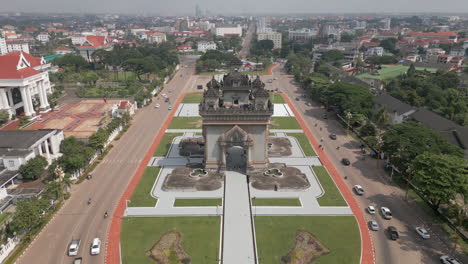 Grandiose-Aussicht-Auf-Das-Patuxai-Denkmal,-Rückweg-Auf-Der-Avenue-Lane-Xang-In-Vientiane,-Laos
