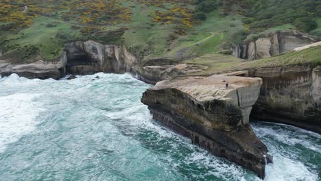 Waves-coming-and-hitting-the-rocks