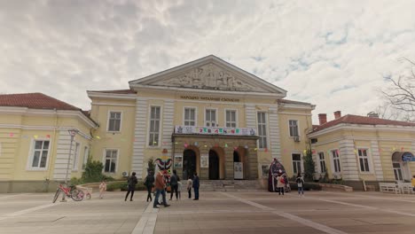 Vista-De-Entrada-De-La-Fachada-Frontal-Del-Teatro-Dramático-Nevena-Kokonova-En-El-Centro-De-La-Ciudad-De-Yambol