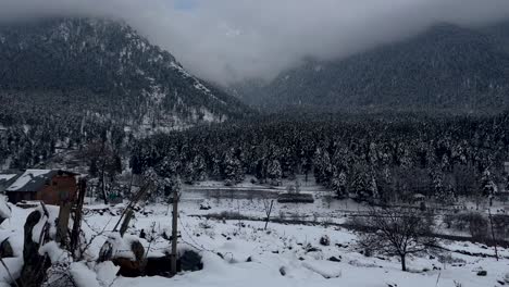 Belleza-Invernal-Nieve-En-Pahalgm,-Cachemira:-Una-Aventura-Nevada-En-La-Región-Del-Himalaya-Anantnag:-Nieve-En-Las-Carreteras,-Snowboard-Y-Vistas-Majestuosas