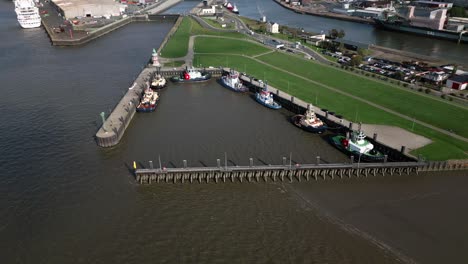 Muchos-Remolcadores-En-Un-Pequeño-Puerto,-Bremerhaven,-Alemania,-Europa,-Zumbido,-Mar-Del-Norte