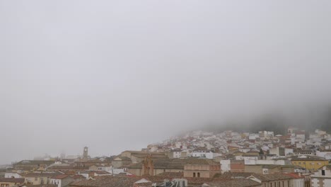Lapso-De-Tiempo-De-Una-Ciudad-Andaluza-Con-Niebla