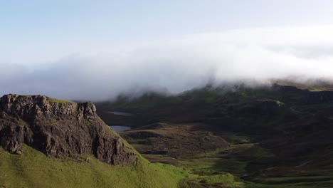 Paisaje-Nublado-Panorámico-Del-Entorno-Natural-De-Viaje-De-La-Isla-Quiraing-De-Skye-Escocia,-área-De-Formación-Geológica-Escénica-De-La-Montaña-De-Piedra