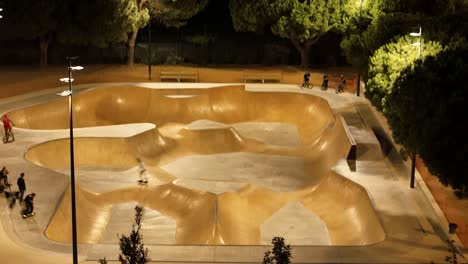 Revelador-Skatepark-Nocturno-Lleno-De-Actividad-Con-El-Telón-De-Fondo-Del-Atardecer