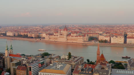 Panoramablick-Auf-Das-Ungarische-Parlamentsgebäude-Während-Eines-Rosa-Sonnenuntergangs