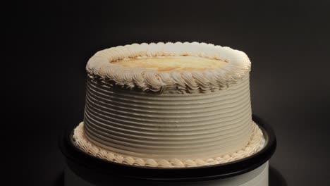 Cajeta-Dulce-De-Leche-Leche-Dulce-Pastel-De-Azúcar-En-Un-Plato-Giratorio-Fondo-Negro-Sabroso-Delicioso-Pastel-Mexicano-Argentina-Latín