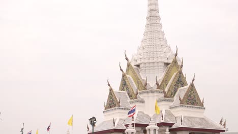 Mirando-Hacia-La-Imponente-Y-Detallada-Aguja-De-La-Pagoda-Blanca-En-Un-Complejo-De-Templos-Budistas-En-El-Casco-Antiguo-De-Rattanakosin-En-Bangkok,-Tailandia