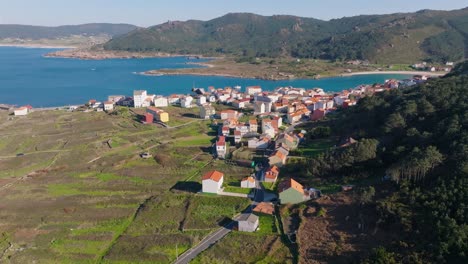 Arou-Dorfhäuser-Am-Meer-Im-Sommer-In-Camariñas,-Coruña,-Galicien,-Spanien