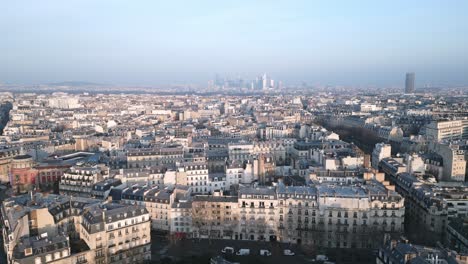 Paisaje-Urbano-De-París-Con-Rascacielos-De-La-Défense-Y-La-Torre-Montparnasse-En-El-Fondo,-Francia