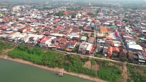 Atemberaubende-Luftaufnahme-Von-Wohnhäusern-Am-Mekong-Ufer-Im-Bezirk-Chiang-Khan-In-Thailand,-Drohne-Fliegt-Nach-Oben