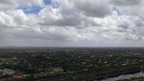 Un-Lapso-De-Tiempo-Aéreo-Sobre-Un-Largo-Lago-En-Florida-En-Un-Día-Nublado-Y-Ventoso