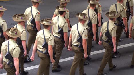 Soldados-Armados-Disciplinados-De-Las-Fuerzas-De-Defensa-Australianas-Marchando-Uniformemente-Por-La-Calle-Adelaida,-Ciudad-De-Brisbane,-En-Medio-De-La-Solemnidad-De-La-Conmemoración-Del-Día-De-Anzac,-Primer-Plano