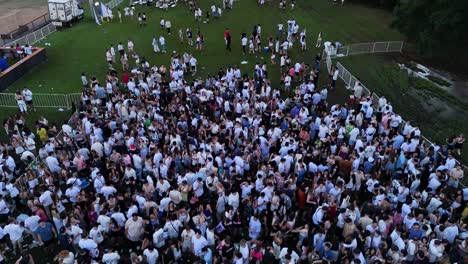 Gente-Esperando-En-Un-Festival-De-Música