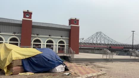 U-Bahn-Station-In-Howrah-Mit-Howrah-Brücke-Im-Hintergrund