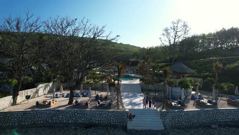 Wunderschöne-Luftaufnahme-Des-Cactus-Beach-Club-Mit-Einem-Luxuriösen-Swimmingpool-Und-Einem-Grünen-Baumhintergrund-In-Nusa-Penida