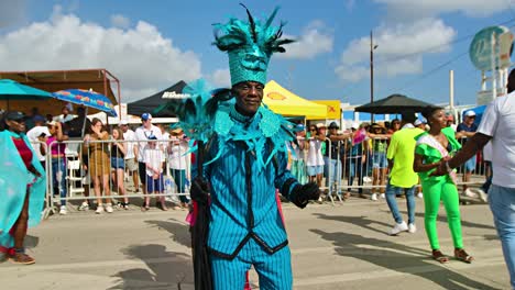 Un-Anciano-Negro-Entusiasta-Baila-Con-Los-Brazos-Levantados-En-El-Desfile-De-Carnaval