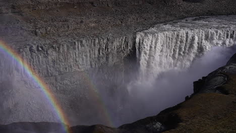 Blick-Von-Der-Klippe-Auf-Den-Dettifoss-Wasserfall-In-Island-Mit-Regenbogen,-Zeitlupe