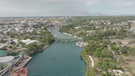 Kreuzfahrtschiff-Vor-Anker-Im-Hafen-Von-La-Romana-Marina,-Dominikanische-Republik