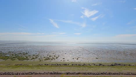 Blick-Aus-Dem-Zugfenster-Bei-Fahrt-Entlang-Des-Hindenburgdamms-In-Westerland-Sylt