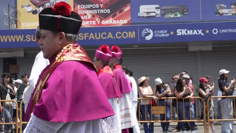 Grupo-De-Cardenales-Caminando-Durante-La-Recreación-De-La-Crucifixión-Del-Viernes-Santo