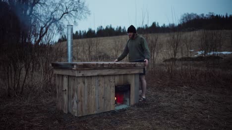 El-Hombre-Quita-La-Cubierta-De-Madera-Del-Jacuzzi-De-Leña.