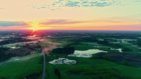 Amanecer-Sobre-Un-Hermoso-Y-Exuberante-Paisaje-Rural-Verde-Mientras-Los-Primeros-Rayos-Del-Sol-Calientan-Suavemente-Un-Campo