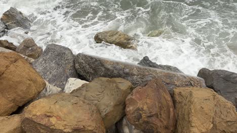 Waves-crashing-against-the-rocks