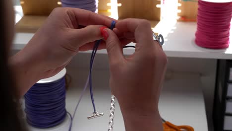 Primer-Plano-De-Un-Joyero-Haciendo-Nudos-Haciendo-Una-Pulsera-Terminada