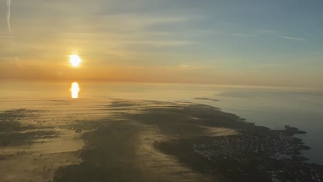 Vista-Lateral-Aérea-De-Un-Amanecer-Sobre-La-Isla-De-Menorca,-Mar-Mediterráneo-De-España