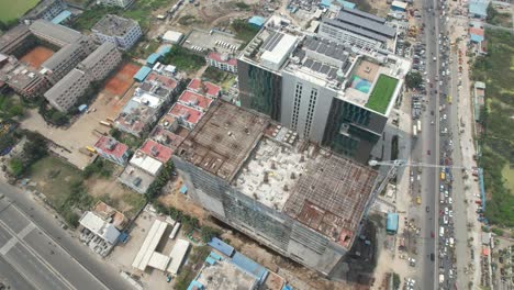 Ein-Luftbildvideo,-Das-Die-Stadt-Chennai-Mit-Einem-Großen-Baugebiet-Zeigt