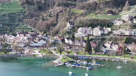 Clip-De-Drones-Moviéndose-Hacia-Edificios-Tradicionales-En-Weesen,-St-Gallen,-En-La-Orilla-Del-Lago-Walen