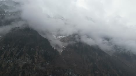 Vista-De-Pájaro-Del-Lago-Klöntalersee-En-El-Cantón-De-Glarus,-Suiza