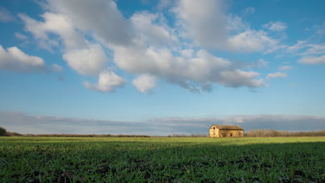 Ländliche-Landschaft-Mit-Alten-Kornspeicher-Nach-Sommerregen