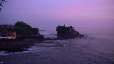 Ambiente-En-La-Tarde-Antes-De-La-Noche-En-El-Templo-De-Tanah-Lot,-Bali.