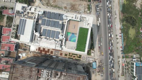 Ein-Vertikales-Luftvideo,-Das-Die-Installation-Von-Solarmodulen-Auf-Geschäftsgebäuden-In-Chennai-Zeigt