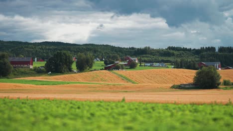 Ein-Flickenteppich-Aus-Feldern-Im-Ländlichen-Norwegen,-über-Dem-Stürmische-Wolken-Wirbeln