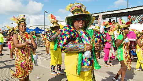 Wunderschöne-Karibische-Partymenschen-Klatschen-Zum-Rhythmus-Und-Beat-Der-Karnevalsmusik