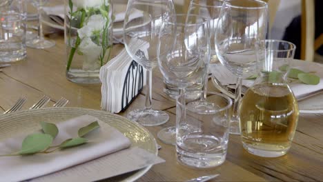 Elegante-Tischdekoration-Mit-Gläsern-Auf-Einer-Hochzeitsveranstaltung